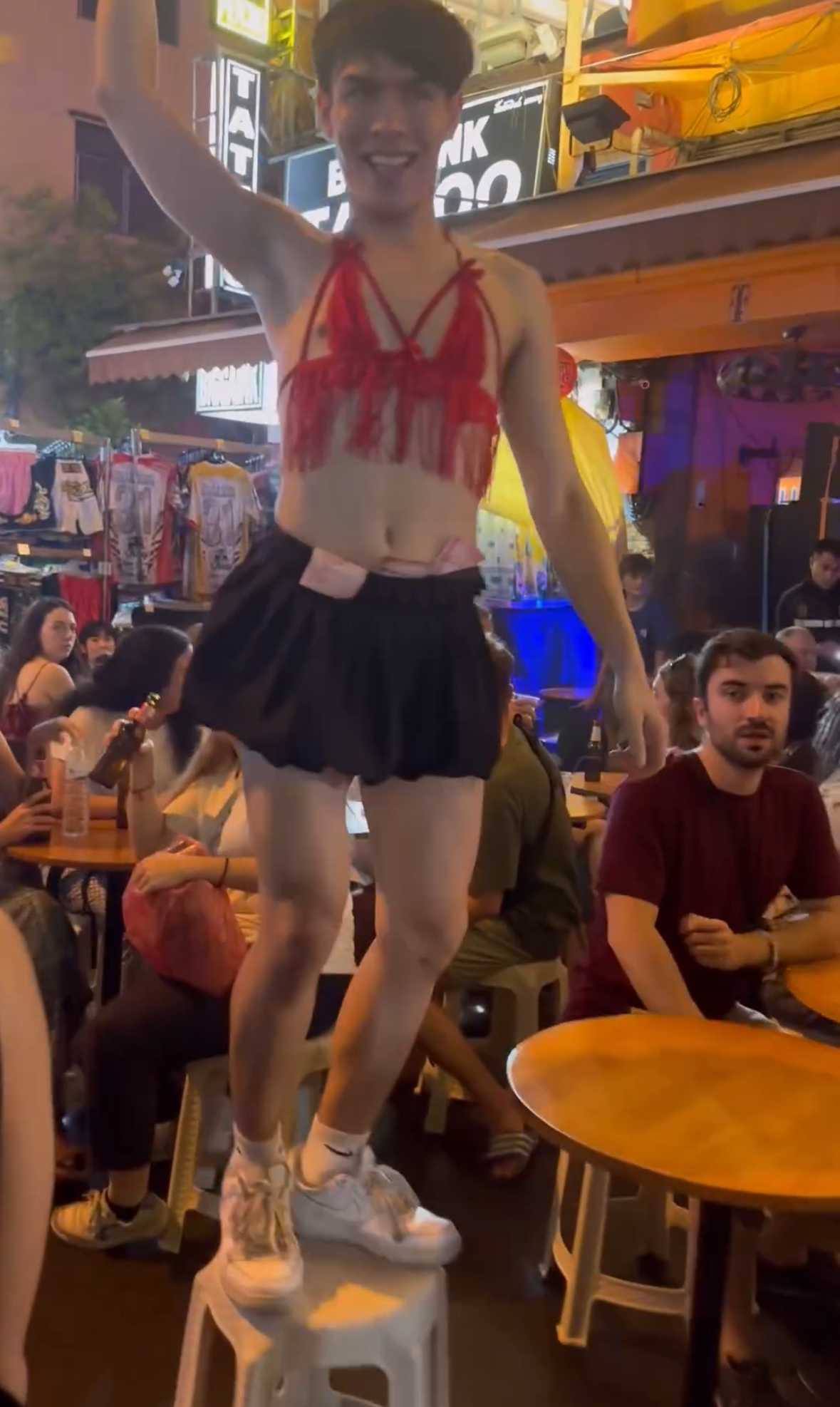 路邊的dancer很有趣